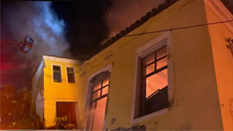 Burhaniye’de metruk bina yangını