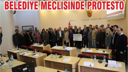BAŞKAN VE MECLİS ÜYELERİ MECLİSTE PANKART AÇTI