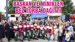 Başkan ve minikler bez torba dağıttı