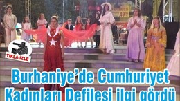 Burhaniye’de Cumhuriyet Kadınları Defilesi ilgi gördü