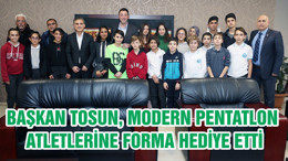 BAŞKAN AV. TOLGA TOSUN, MODERN PENTATLON ATLETLERİNE FORMA HEDİYE ETTİ