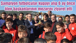 Şampiyon futbolcular kupayı alıp 6 ay önce ölen başkanlarının mezarını ziyaret etti