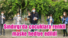 Sındırgı'da çocuklara renkli maske hediye edildi