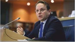 Mikrofonunu kapatmayı unutan AB Komisyonu üyesine tepki