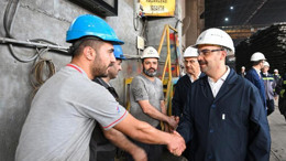 Bakan Kacır, fabrika işçileri ile bayramlaştı