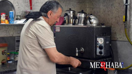 Kurtardığı Karga Bir An Olsun Yanından Ayrılmıyor