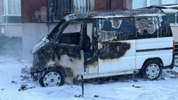 Edremit’te park halindeki minibüs yandı