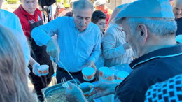 Başkan Avcu, Alevi Vatandaşlara Muharrem Aşuresi Dağıttı