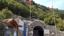 Saçıyla Sorunu Olan Keloğlan Mağarasına Koşuyor