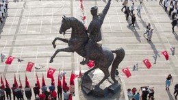 Balıkesir’de Resmi Geçitte 350 Metrelik Bayrak İle Görsel Şölen