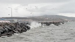 Bandırma’da Yağış ve Fırtına Hayatı Felç Etti