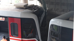 Raydan Çıkan Yolcu Treni Duvara Çarptı