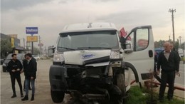 Balıkesir'de Kaza! Servis Minibüsü İle Otomobil Çarpıştı