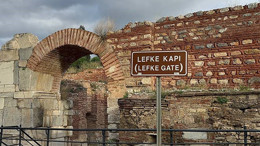 İsrail'in zulmünü 2 bin yıllık surlara kazıdılar