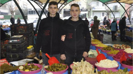 Balıkesir'de Bir Aile Geleneği: Turşu Kurmak