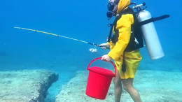 Dalgıçlar su altında oltayla temsili balık avladı