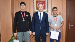 Güreş Şampiyonları İle Müdür Özalp Bir Araya Geldi