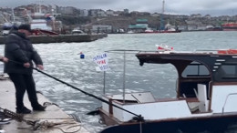 Sahibinin çaresiz bakışları önünde suya gömüldü