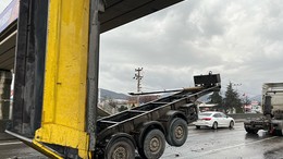 Kamyon Şoförünün Dikkatsizliği Pahalıya Patladı