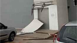 Bandırma'da Rüzgar Dış Cepheyi Uçurdu!