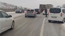 Yollar buz tuttu, araçlar yolda kaldı