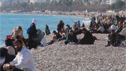 Doğuda kar esareti, Antalya'da 20 derecede deniz keyfi