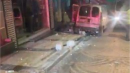 Aşırı Hızın Bedeli! Otomobil Kaldırım Dubalarına Çarptı