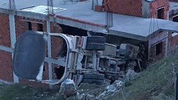 Balıkesir'de Kamyonun Şarampole Devrilmesi Sonucu 2 Kişi Hayatını Kaybetti