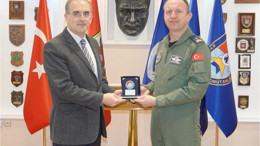 Rektör Boz Bandırma 6. Ana Jet Üs Komutanlığı'nda