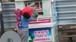 Giysi kumbarasından çocuk çıktı