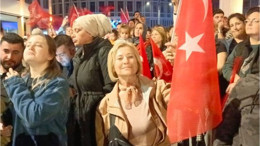 Balıkesir'de Vatandaşlar Sokakta