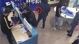 Müşteri Gibi Girdi Kulaklığı Kapıp Kaçtı