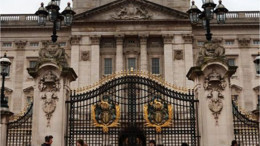 Buckingham Sarayı’nın kapısına araçla çarpan şahıs gözaltına alındı