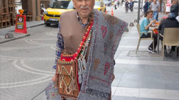 Balıkesirli Sanatçı Eserlerini Omuzunda Taşıyor