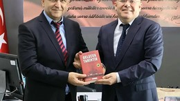 Başkan Semizel’den Kaymakama“Gelecek Tarihtir” Kitap Hediyesi