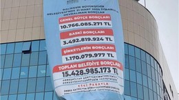 Büyükşehir Belediyesinin Borçlarını Belediye Binasına Astılar