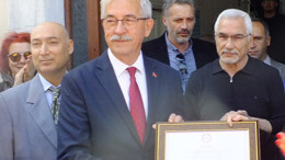 Erdek Belediye Başkanı Burhan Karışık mazbatasını aldı