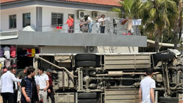 Servis Aracı ve Otomobil Çarpıştı: 28 Yaralı