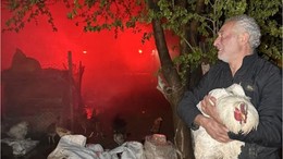 Yangından kurtardığı tavuğuna böyle sarıldı
