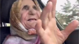 74 yaşındaki Atike teyzenin otomobille gezme hayali gerçek oldu