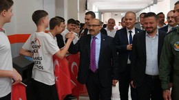 Vali Ustaoğlu'ndan Öğrencilere Karne Sürprizi