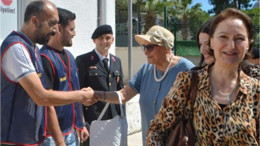 Ayvalık'ta protokol üyeleri kolluk güçleri ve yaşlılarla bayramlaştı