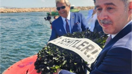 Bandırma Deniz Şehitlerine Çelenk Bıraktı