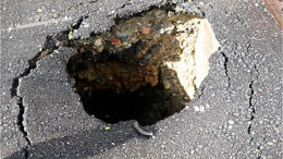 Gönen'de Yol Çöktü