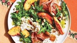 Yazın Serinletici Lezzeti: Meyveli Salata Tarifleri