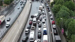 Avcılar'da Tır Makasladı: E5 Karayolu Kilitlendi