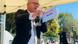 Chpli Vekil Sarı elinde Şırınga ile konuştu