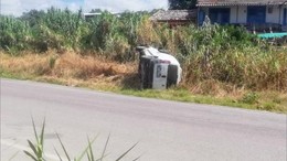 Balıkesir'de Kaza! Ticari Araç Virajı Alamadı