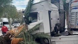 Erdek’te Kontrolü Kaybeden Tır Karşı Şerit'e Geçti