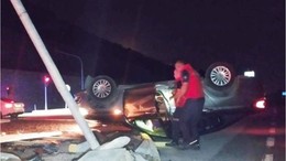 Balıkesir'de Kaza! Sürücü Ters Dönen Araçta Sıkıştı